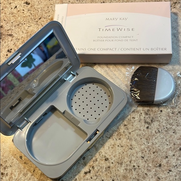 Mary Kay TimeWise Foundation Mirrored Gray Compact + Brush! - Picture 1 of 4